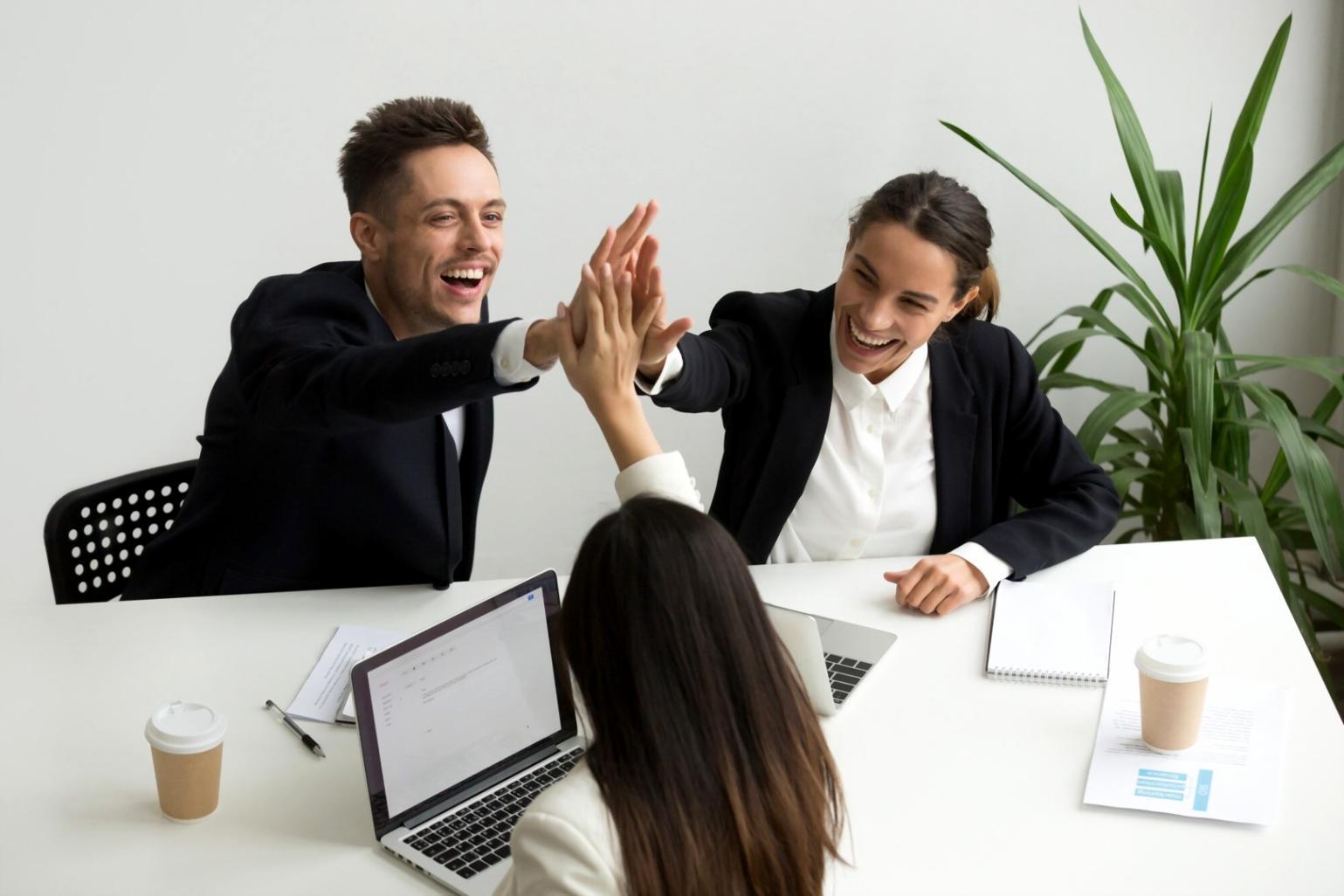 Consulente finanziario che illustra procedura di rimborso
